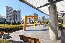 遊びの庭には遊具が設置されております