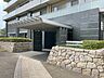 エントランス：石目調タイルを採用し重厚感ある仕上り