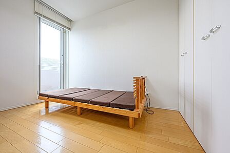 約6帖の洋室3は南西向きのバルコニーに面しているため明るい日差しが差し込みます