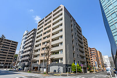 外観:御影石とアースカラータイルでデザインされたモダンな外観を誇る、2003年1月築のマンション 外観:御影石とアースカラータイルでデザインされたモダンな外観を誇る、2003年1月築のマンション