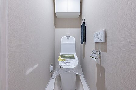 温水洗浄便座付きのトイレ