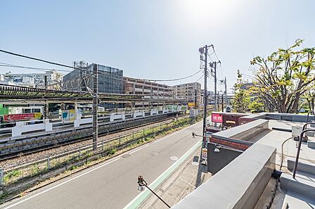 バルコニーからの眺望。(眺望は永続的に保証されるものではありません。)