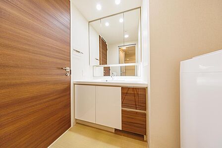 三面鏡裏収納とヘルスメーターポケットを設けており、生活感を隠すことができます。