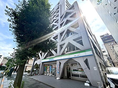 1階部分にファミリーマートがございます