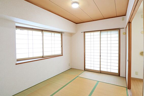 引き戸を開けて...