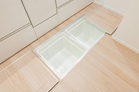 キッチンには1階ならではの床下収納があります。