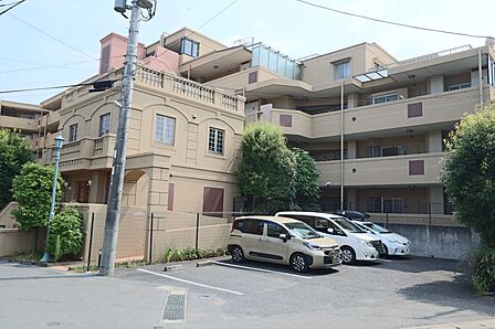 2004年9月築、総戸数75戸のマンションです。