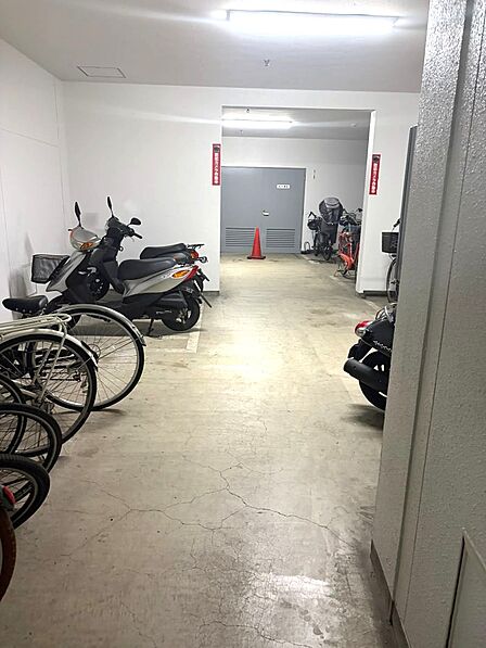 駐輪場(月額200円)・バイク置き場(月額500円から800円)「ともにフリー区画」