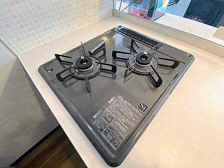 キッチンには2口タイプのガスコンロがついています。