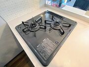 キッチンには2口タイプのガスコンロがついています。