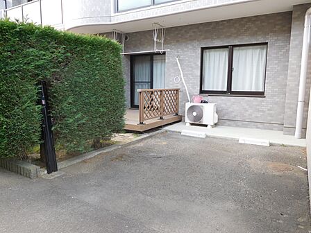 専用庭と駐車場(使用料月額:8000円)