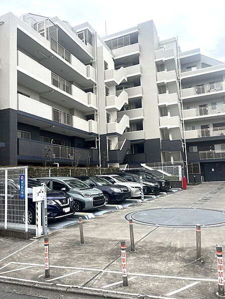 白と黒のタイルを使用した現地北側からの外観写真。