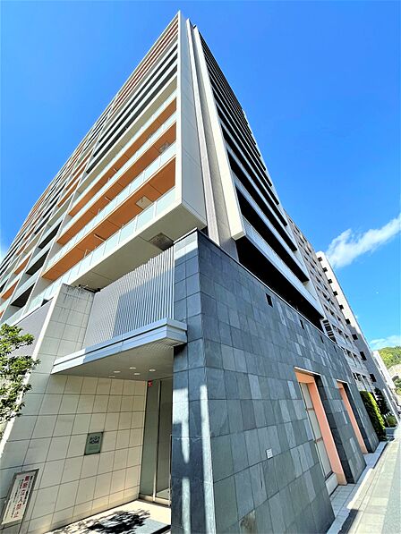 2006年築、総戸数91戸、14階建ての建物外観