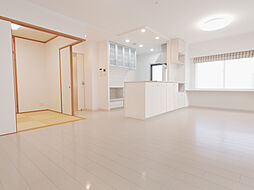 ヴェルディ広島ボールパーク 4LDKのリビング/ダイニング