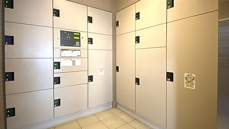 共用部に宅配ボックスがあるため、不在時にも荷物の受け取りが可能です。
