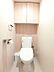トイレ：上部に吊り戸棚があるので、トイレットペーパーのストックや掃除用品を収納できます。