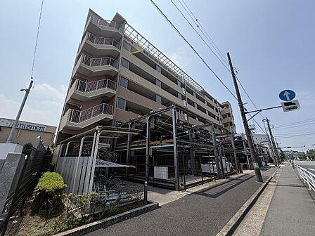 現地外観を南東側から撮影(景観は永続的に保証されるものではございません)