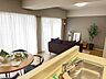 室内：オープンキッチンのためキッチンからリビングが見渡せます。