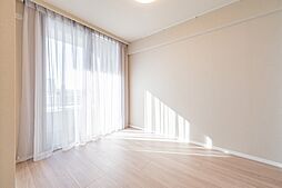 明るい陽射しが差し込む南西側洋室