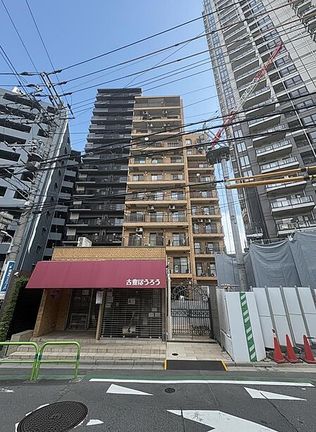 タイル張りの外観