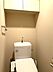 トイレ：吊戸棚があるトイレです。