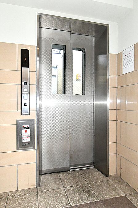 防犯窓と防犯カメラを備えたエレベーター