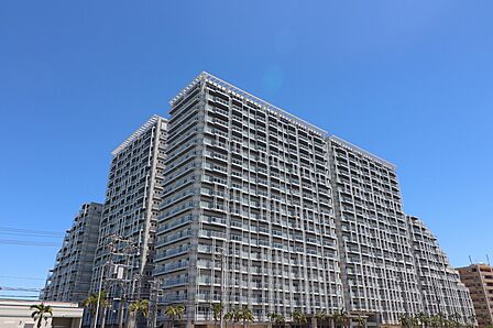 青空に映える存在感あふれる外観