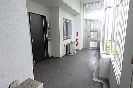 開放廊下、1階は1住戸のみ