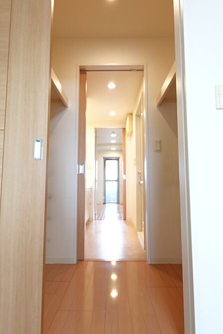 洋室1と洗面室に行き来できる2WAYのウォークスルークロゼット