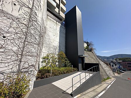 マンションエントランスまでのエレベーター