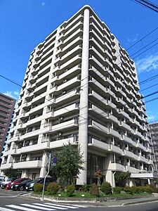 外観:角地に建つマンション (地上14階建て、総戸数132戸) 外観:角地に建つマンション (地上14階建て、総戸数132戸)