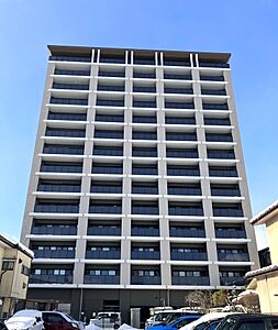 外観:南東側の外観写真 (地上14階建て、総戸数74戸) 白色のラインが特徴的なファサード 外観:南東側の外観写真 (地上14階建て、総戸数74戸) 白色のラインが特徴的なファサード