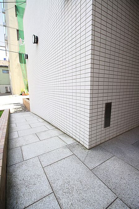 スロープ/段差が苦手な小さなお子様やお年寄りにも優しい通路です。