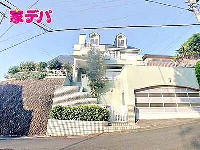 外観：【6SLDK】 ・木造3階建 ・独立キッチン ・納戸付き ・独立和室2部屋完備 ・電動シャッターガレージ ・広々とした庭付き ・バルコニー2ヶ所