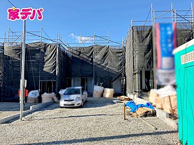 外観：【2号棟】上棟しました！ ・5LDK ・LDK16帖、隣接和室6帖 ・全居室収納完備 ・ルーフバルコニー ・家事動線スムーズな間取り ・駐車場9台可