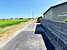 外観：前面道路：東側約4.5ｍ幅。前面道路は見通しが良く、車の移動や駐車もスムーズに行えます。毎日の通勤やお買い物などのお出かけも快適で、ゆとりを持って車を出し入れできるのが魅力。