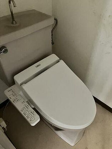 温水洗浄便座付きで、日常的に快適にお使いいただけるトイレです。窓があるため換気もしやすく、空気の入れ替えがスムーズに行えるのもポイント。清潔感を保ちやすく、毎日気持ちよく利用できる空間となっています。