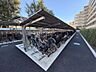 その他：自転車を区画に沿って整列させられる駐輪ラックを設置。屋根付きのスペースで、日々の買い物や近場への移動に使う自転車を保管できます（空き状況・使用料・車両制限は要確認）。