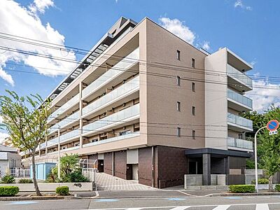 外観:6階建て地下1階付、総戸数54戸のマンションです。 外観:6階建て地下1階付、総戸数54戸のマンションです。
