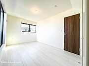 【居室】インテリアショップで見掛けた「あの家具」も置ける、ゆったりとした空間。時に広さが上質な寛ぎの時間になる事も。