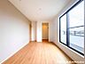 室内：【居室】ナチュラルな木目と上品な色合いが魅力的な居住スペースは、住む人の心を自然とおだやかにします。