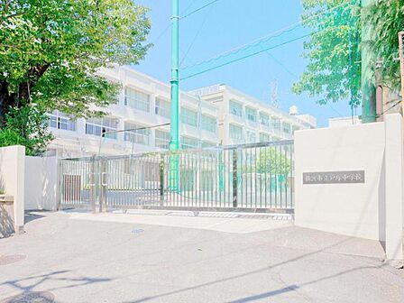横浜市立戸塚中学校　約2200ｍ　広い校庭のある中学校