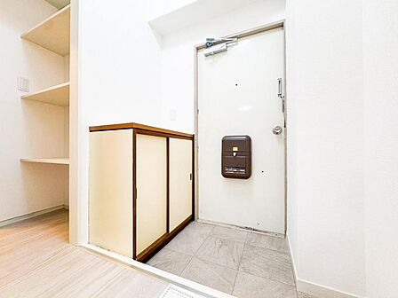 【玄関】家族の帰りを待ち、訪れる方を優しく迎える。そんな安らぎに満ちた生活空間を予感させる生活イメージが湧き出てきそうな物件です。