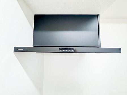 【レンジフード】調理中に発生する煙、蒸気、臭い、油分を効率的に吸い込み、外部へ排出することです。キッチン内の空気を清潔に保ち、火災のリスクを減少させる役割を果たします。