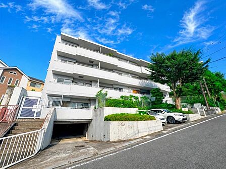 【外観】ここから始まる「日常」はご家族にとってかけがえのない時間となります。少しでも豊かに、快適に。そんな想いから本邸宅は生まれました。