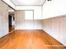 室内：【居室】ナチュラルな木目と上品な色合いが魅力的な居住スペースは、住む人の心を自然とおだやかにします。
