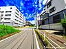 外観：【前面道路】見通しの良い道路に面し、開放感のある立地。毎日の車の出し入れもスムーズです