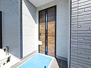 木目調のデザインがオシャレな玄関になっています。