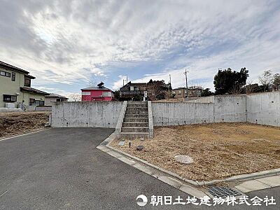 外観：＜現地＞「町田市小山町」の緑豊かな住環境となっています。