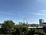 バルコニー：【眺望】バルコニーからの眺望。青い空と街路樹のグリーン。鮮やかなコントラストが素敵。季節を感じられるポイントです。